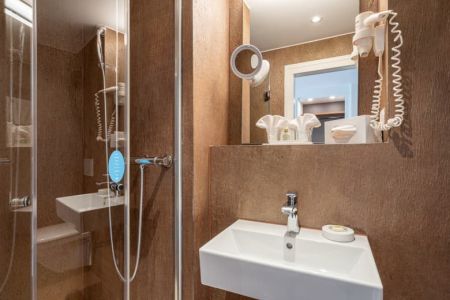 Badezimmer im Deluxe Doppelzimmer im Hotel Du Nord in Interlaken, Schweiz