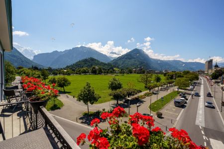 Vue sur la fameuse Höhematte près de l'Hôtel Du Nord à Interlaken, Suisse