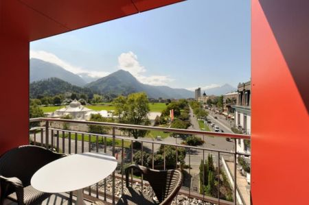 Blick auf die Höhematte vom Balkon eines Superior Doppelzimmers im  Hotel du Nord Interlaken Schweiz