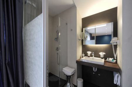 Das moderne Badezimmer in einem Superior Doppelzimmer mit Balkon Hotel du Nord Interlaken Schweiz