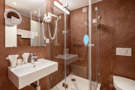 Salle de bain d'une chambre double standard à l'Hôtel du Nord à Interlaken, Suisse