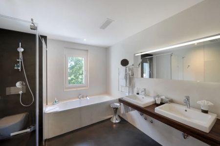 Grosszügiges Badezimmer in einer Superior Juniorsuite im Hotel du Nord in Interlaken Schweiz