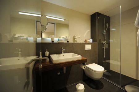 Salle de bain spacieuse dans une chambre double superieure à l'Hotel du Nord Interlaken Suisse